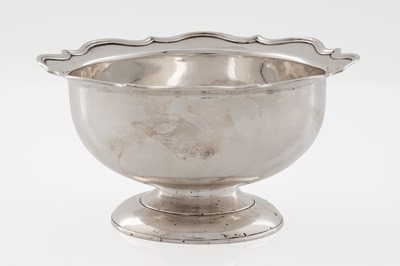 Lot 525 - A George II Scottish silver sugar bowl