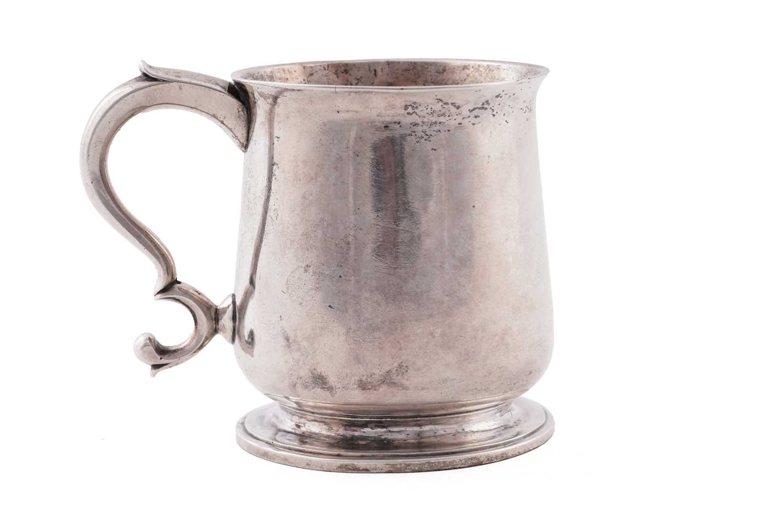 Lot 543 - A George III Scottish small silver mug