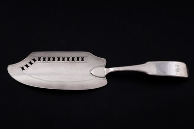 Lot 552 - A George III Scottish provincial siler fish slice