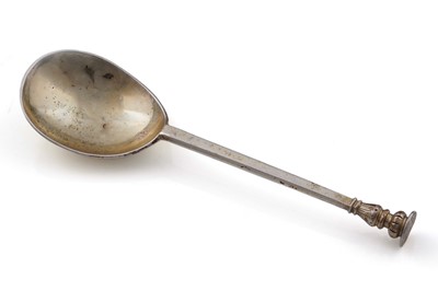 Lot 557 - A rare James I West Country silver-gilt seal top spoon