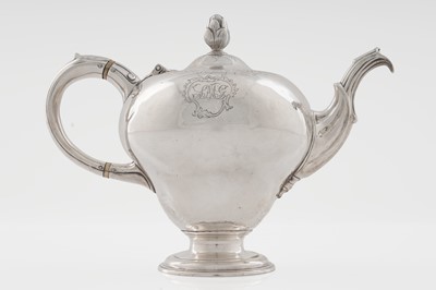 Lot 578 - A George III Scottish silver teapot