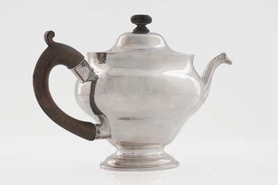 Lot 579 - A George III Scottish silver teapot