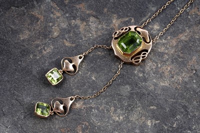 Lot 872 - An Arts and Crafts peridot and 15ct yellow gold necklace