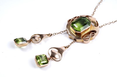 Lot 872 - An Arts and Crafts peridot and 15ct yellow gold necklace