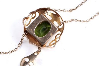 Lot 872 - An Arts and Crafts peridot and 15ct yellow gold necklace
