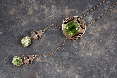 Lot 872 - An Arts and Crafts peridot and 15ct yellow gold necklace