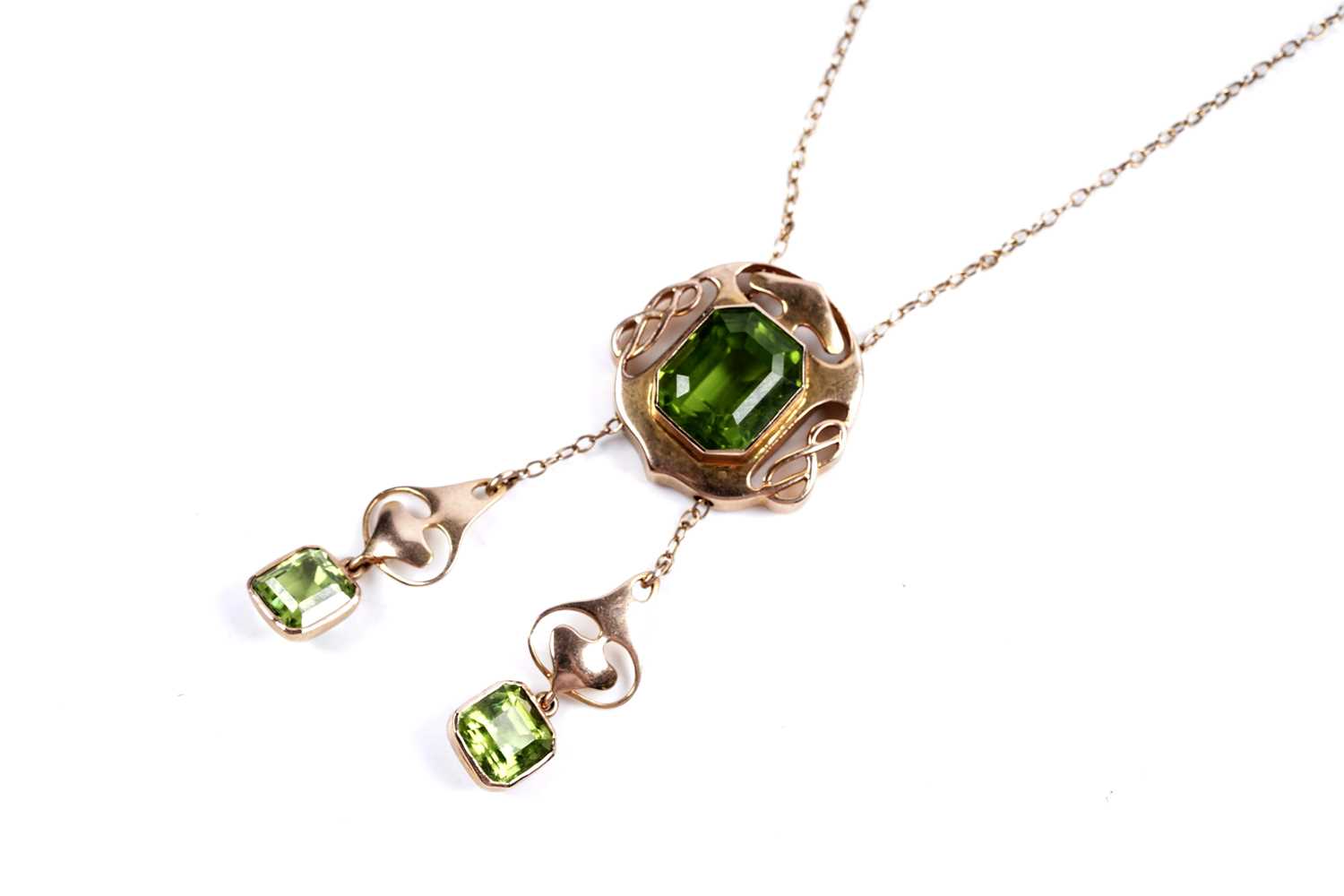 Lot 872 - An Arts and Crafts peridot and 15ct yellow gold necklace
