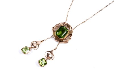 Lot 872 - An Arts and Crafts peridot and 15ct yellow gold necklace