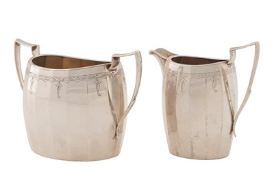 Lot 113 - A George V silver cream jug and sugar basin
