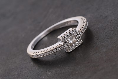 Lot 59 - A modern Art Deco style diamond ring