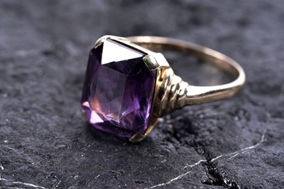 Lot 188 - A streamline Moderne style amethyst ring