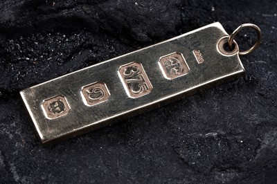 Lot 76 - A 9ct gold ingot pendant