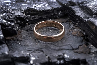Lot 37 - An 18ct gold wedding band | dated 1919
