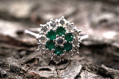 Lot 871 - An emerald and diamond ring