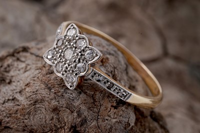 Lot 7 - An early 20th Century Art Deco diamond ring