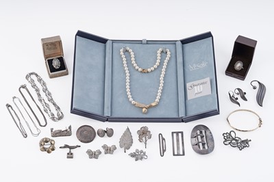 Lot 174 - A selection of silver and other jewellery