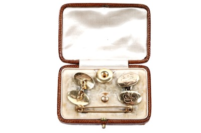 Lot 214 - A pair of 18ct yellow gold cufflinks; and other items