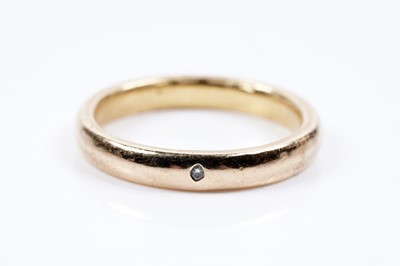 Lot 212 - A yellow gold wedding band
