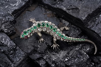 Lot 16 - An early 20th Century novelty lizard-pattern silver-gilt brooch