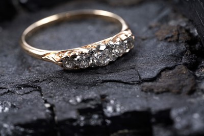 Lot 11 - An early 20th Century five-stone diamond ring