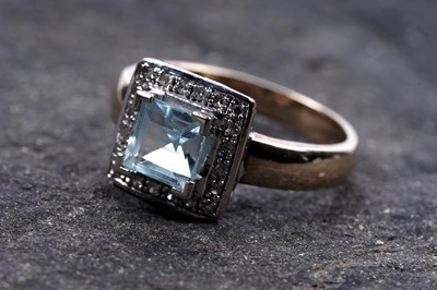 Lot 48 - A contemporary blue topaz and diamond dress ring