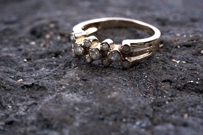 Lot 49 - A contemporary diamond ring