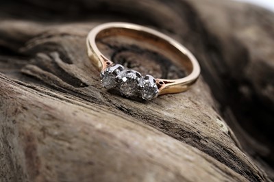 Lot 55 - A three-stone diamond ring