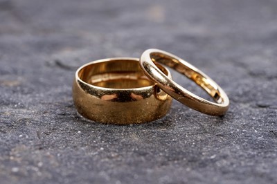Lot 72 - Two 18ct gold wedding rings