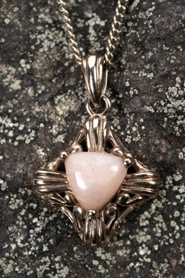 Lot 71 - A contemporary rose quartz and 9ct gold pendant