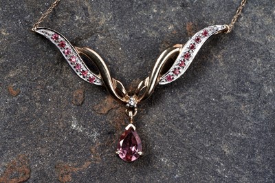 Lot 70 - A contemporary morganite and red topaz pendant necklace
