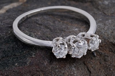 Lot 21 - A three-stone diamond ring