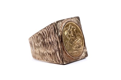Lot 158 - A George V gold half sovereign ring