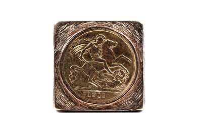Lot 158 - A George V gold half sovereign ring