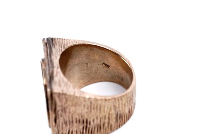 Lot 158 - A George V gold half sovereign ring