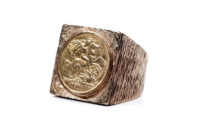 Lot 158 - A George V gold half sovereign ring