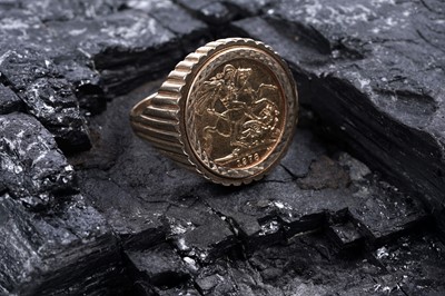 Lot 159 - An Elizabeth II gold sovereign ring