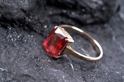 Lot 208 - A synthetic orange sapphire ring