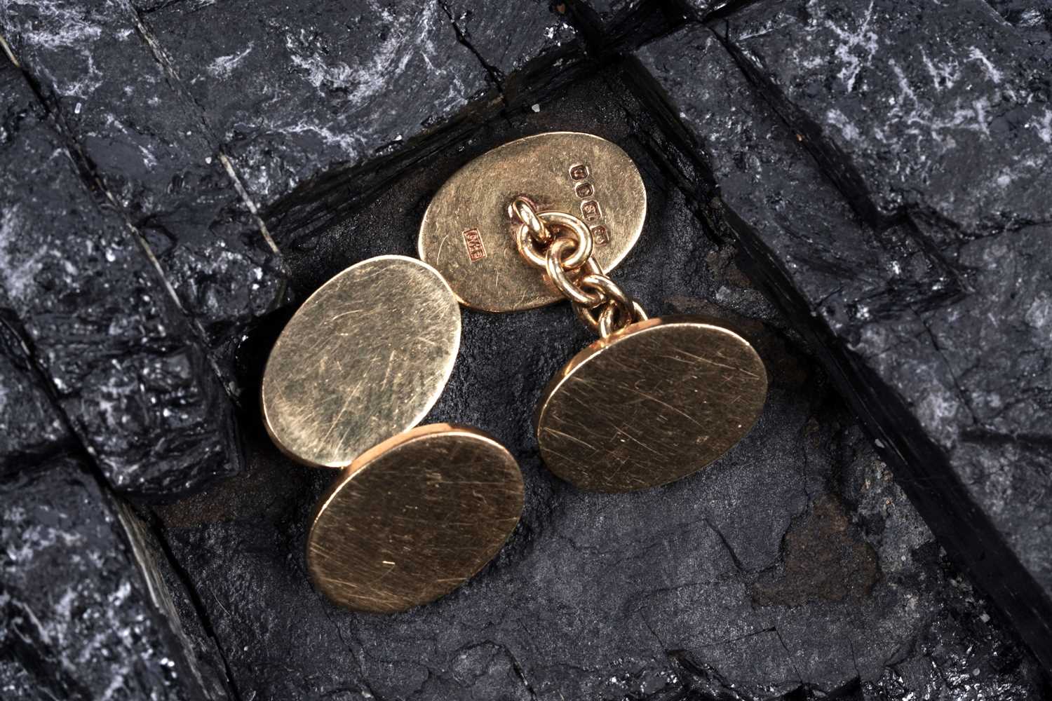 Lot 196 - A pair of 18ct yellow gold cufflinks