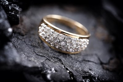 Lot 875 - A diamond dress ring