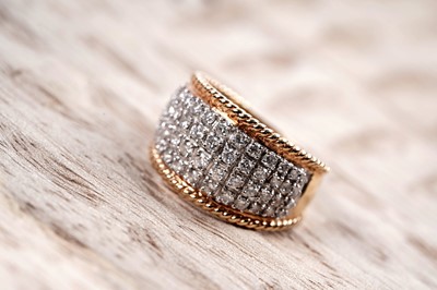 Lot 876 - A diamond dress ring