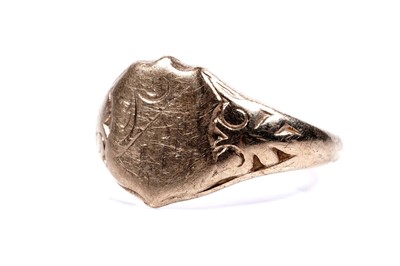 Lot 199 - A 9ct yellow gold signet ring