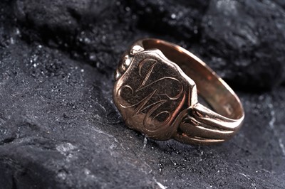 Lot 200 - A 9ct yellow gold signet ring