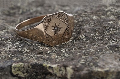 Lot 201 - A 9ct yellow gold signet ring