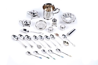 Lot 318 - A selection of silver items