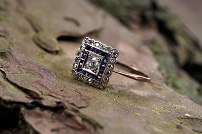Lot 949 - An Edwardian sapphire and diamond cluster ring