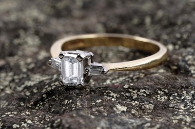 Lot 950 - An emerald cut diamond ring