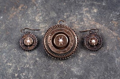 Lot 952 - A Victorian brooch and earrings