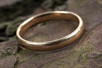 Lot 115 - An 18ct gold wedding band