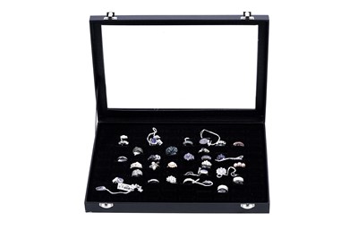 Lot 223 - A collection of contemporary gem set rings