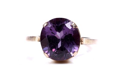 Lot 152 - A synthetic colour change sapphire cocktail ring